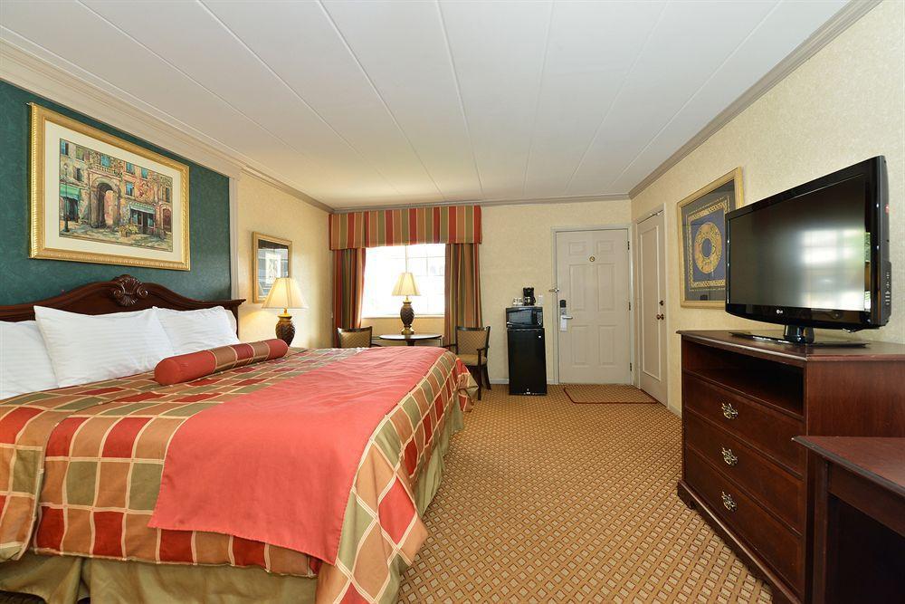 Days Inn & Suites By Wyndham Roseville/Detroit Area Exteriör bild