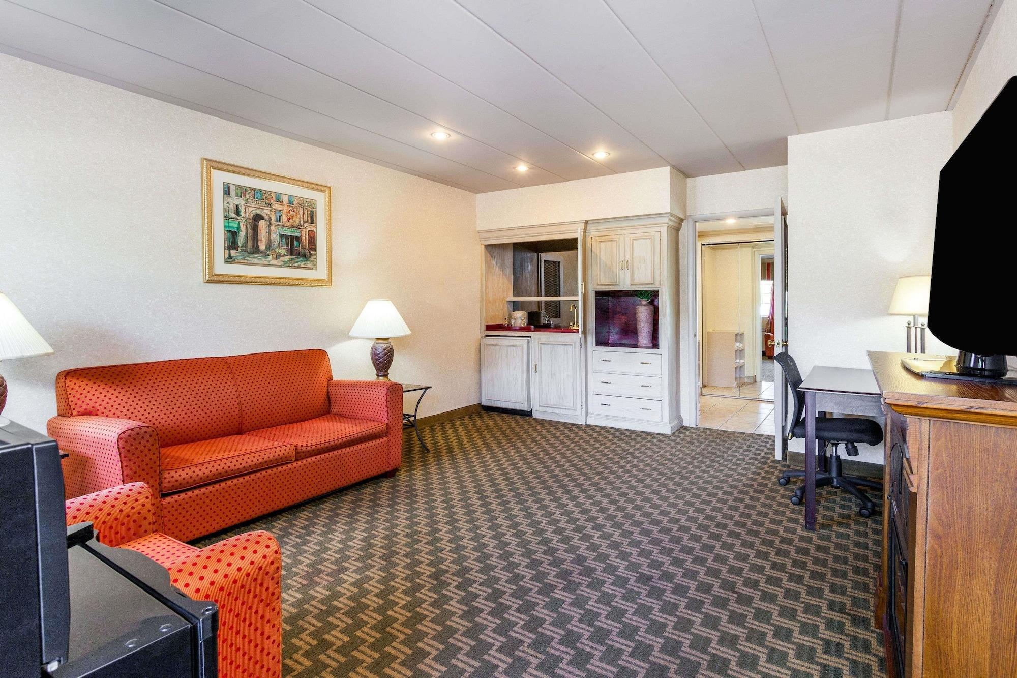 Days Inn & Suites By Wyndham Roseville/Detroit Area Exteriör bild