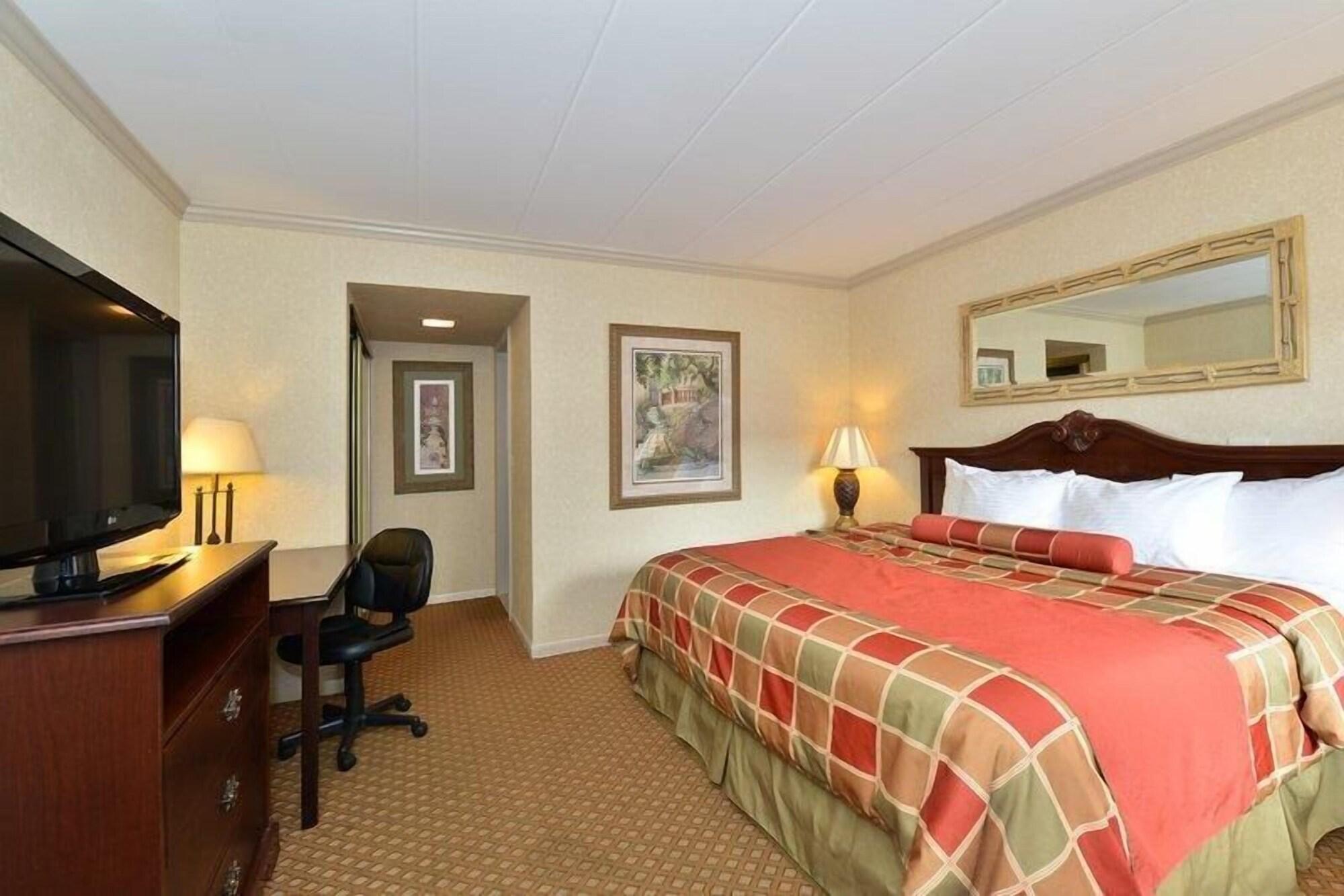 Days Inn & Suites By Wyndham Roseville/Detroit Area Exteriör bild