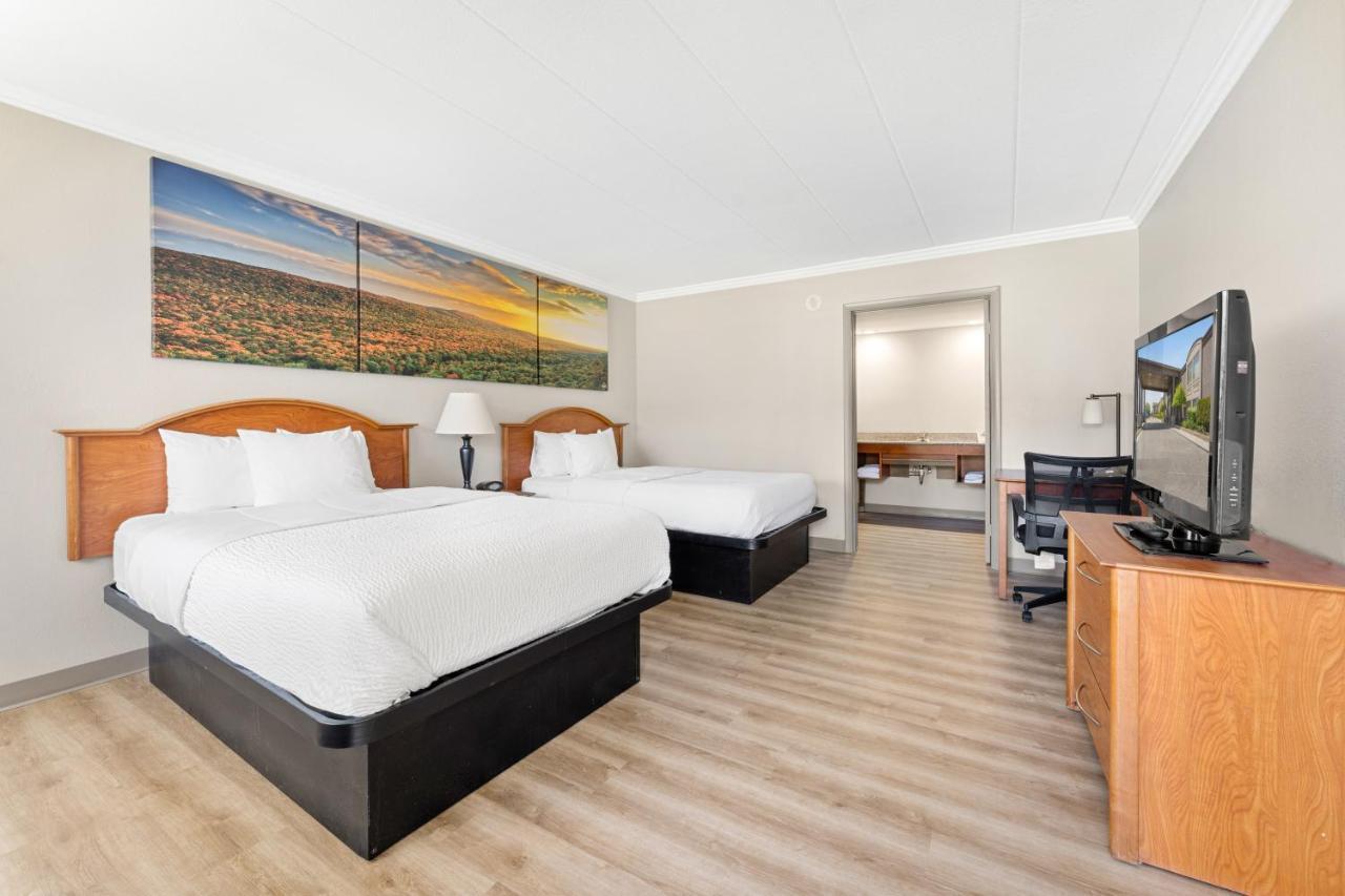 Days Inn & Suites By Wyndham Roseville/Detroit Area Exteriör bild