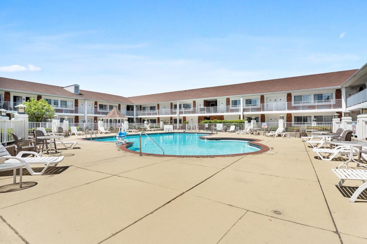 Days Inn & Suites By Wyndham Roseville/Detroit Area Exteriör bild