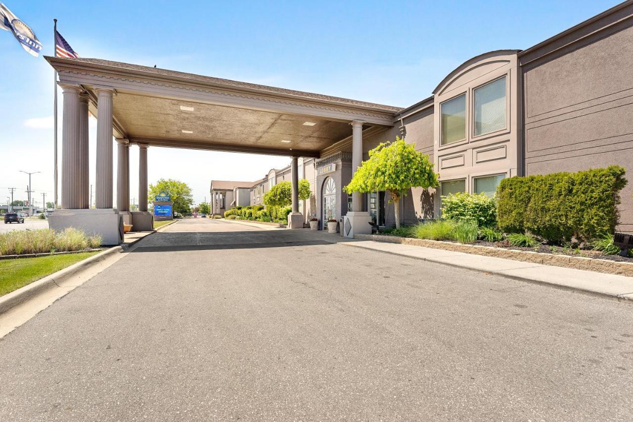 Days Inn & Suites By Wyndham Roseville/Detroit Area Exteriör bild