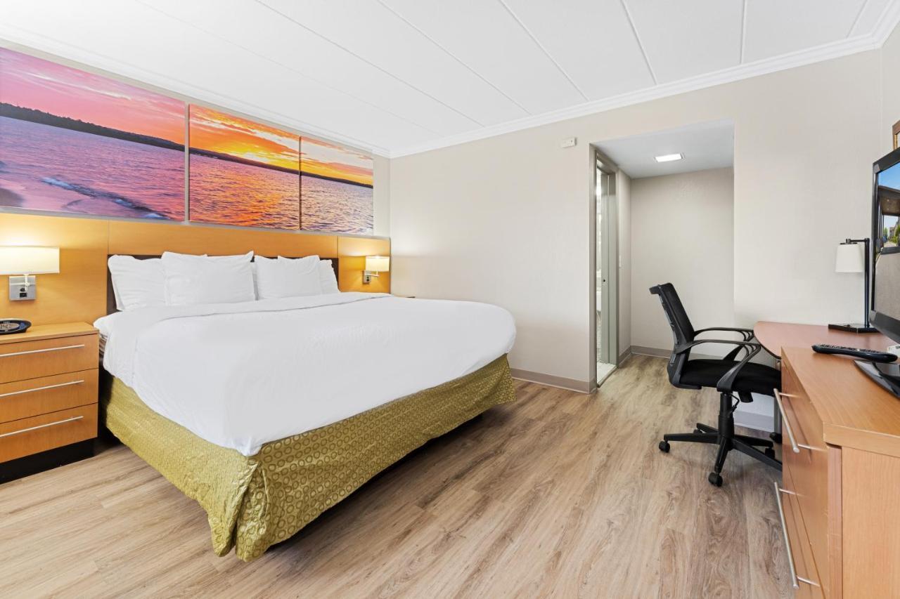 Days Inn & Suites By Wyndham Roseville/Detroit Area Exteriör bild