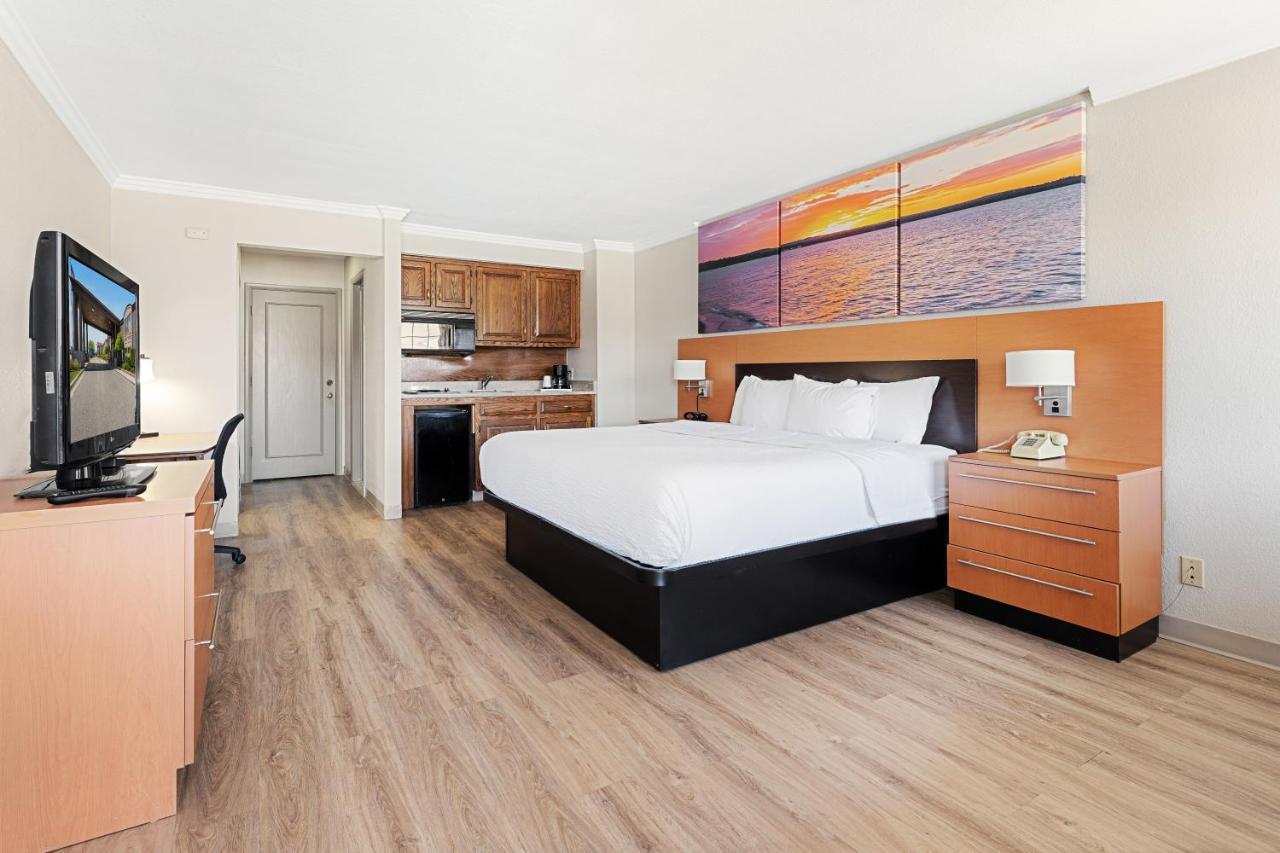 Days Inn & Suites By Wyndham Roseville/Detroit Area Exteriör bild