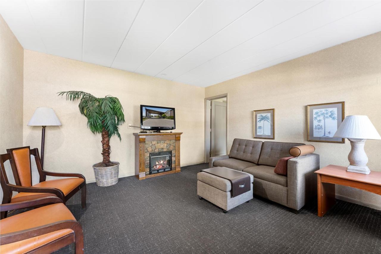 Days Inn & Suites By Wyndham Roseville/Detroit Area Exteriör bild