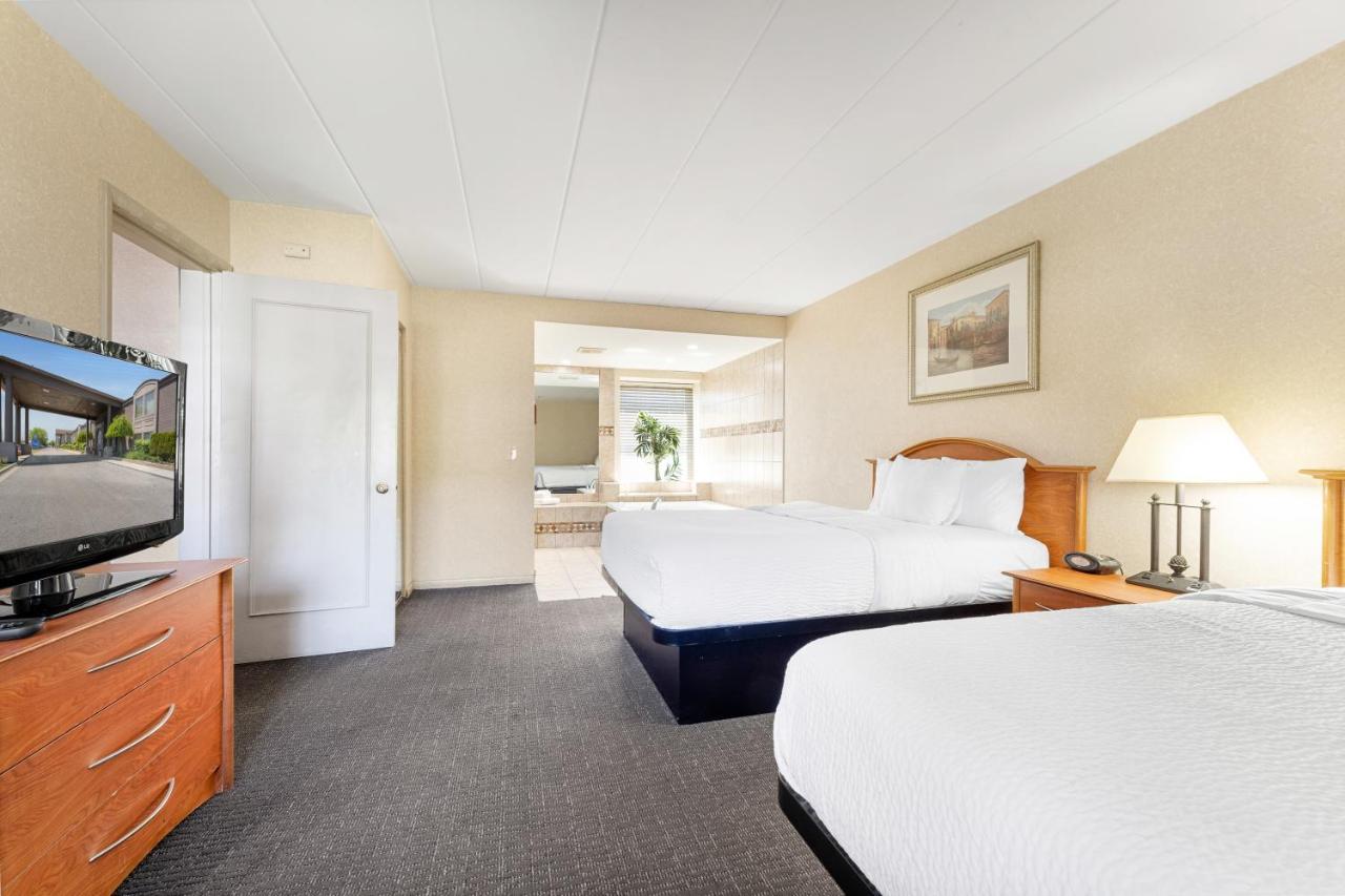 Days Inn & Suites By Wyndham Roseville/Detroit Area Exteriör bild