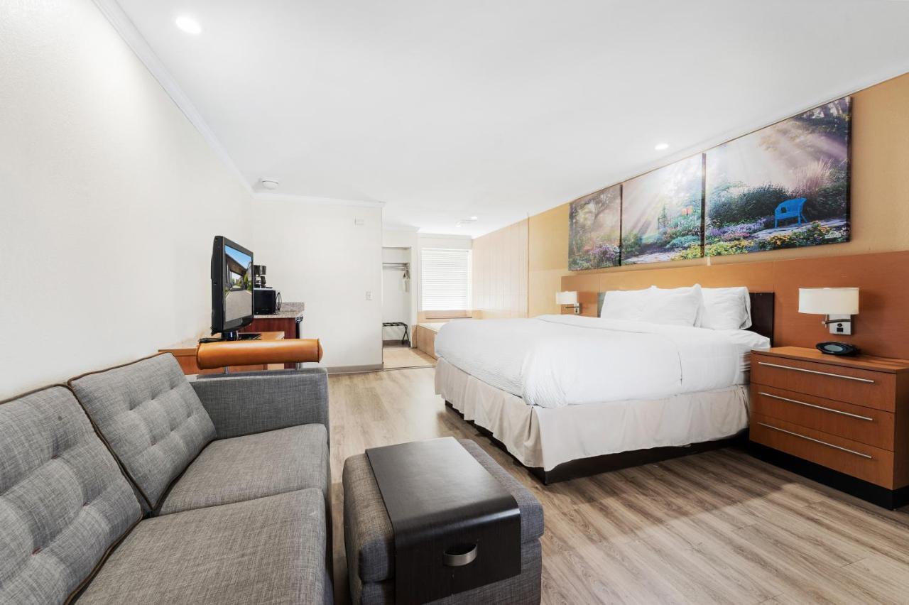 Days Inn & Suites By Wyndham Roseville/Detroit Area Exteriör bild