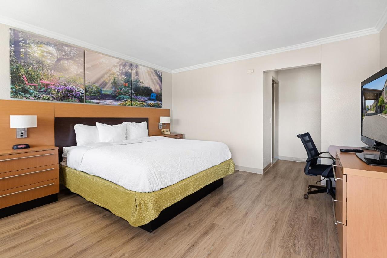 Days Inn & Suites By Wyndham Roseville/Detroit Area Exteriör bild