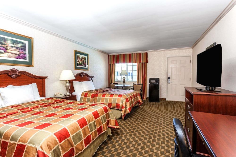 Days Inn & Suites By Wyndham Roseville/Detroit Area Exteriör bild