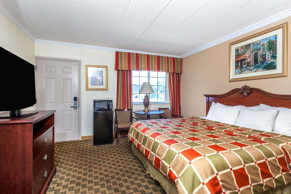 Days Inn & Suites By Wyndham Roseville/Detroit Area Exteriör bild
