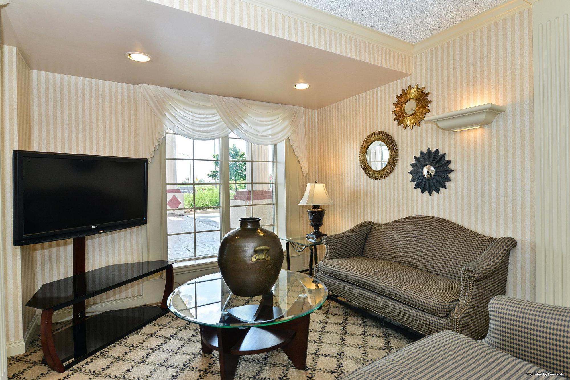 Days Inn & Suites By Wyndham Roseville/Detroit Area Exteriör bild