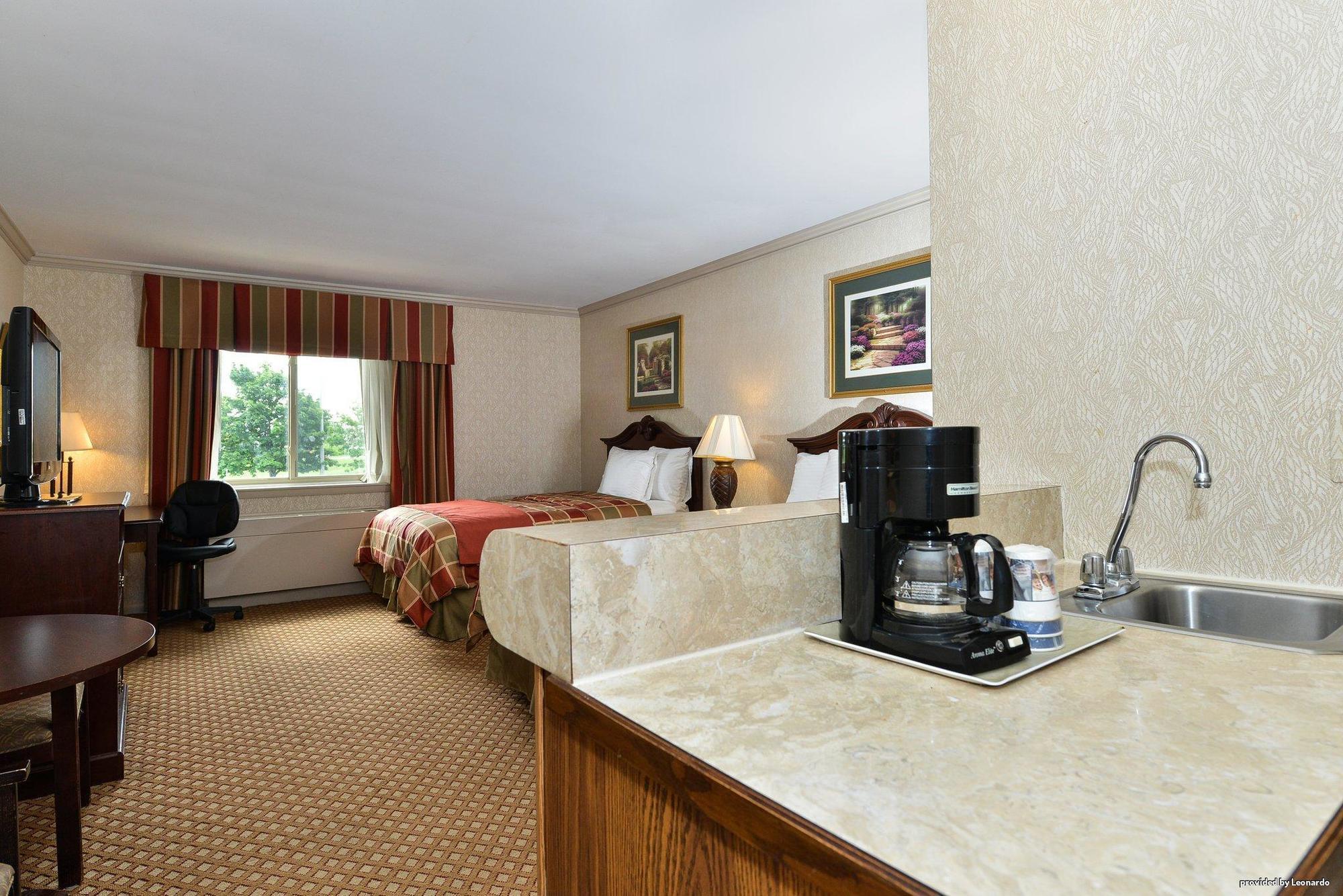 Days Inn & Suites By Wyndham Roseville/Detroit Area Exteriör bild