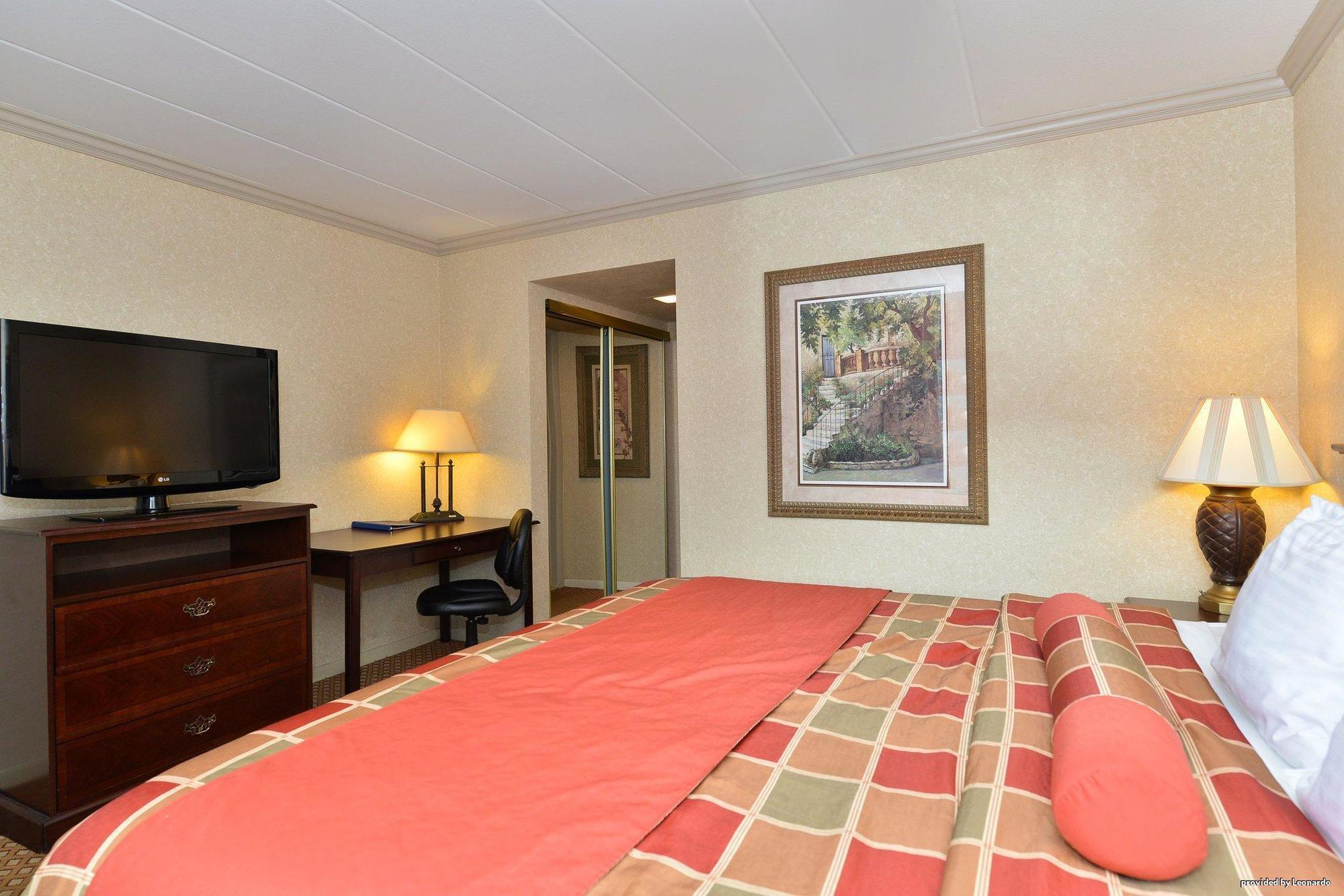 Days Inn & Suites By Wyndham Roseville/Detroit Area Exteriör bild