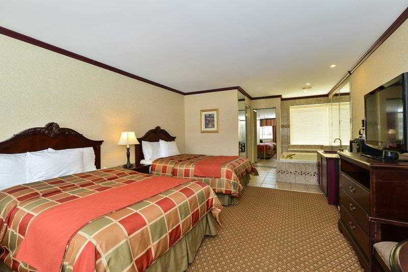 Days Inn & Suites By Wyndham Roseville/Detroit Area Exteriör bild