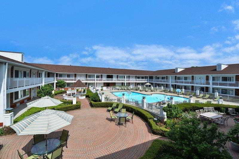 Days Inn & Suites By Wyndham Roseville/Detroit Area Exteriör bild
