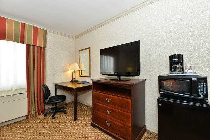 Days Inn & Suites By Wyndham Roseville/Detroit Area Exteriör bild