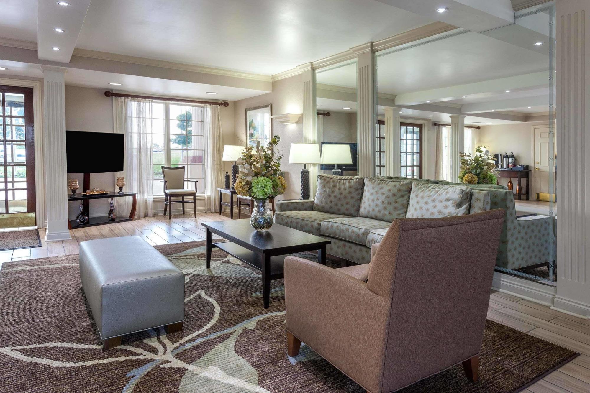Days Inn & Suites By Wyndham Roseville/Detroit Area Exteriör bild