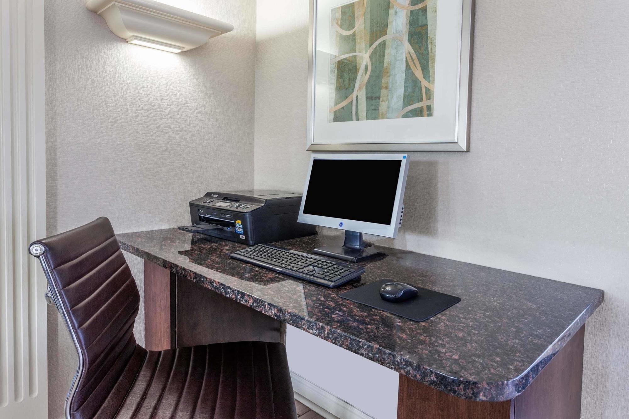 Days Inn & Suites By Wyndham Roseville/Detroit Area Exteriör bild