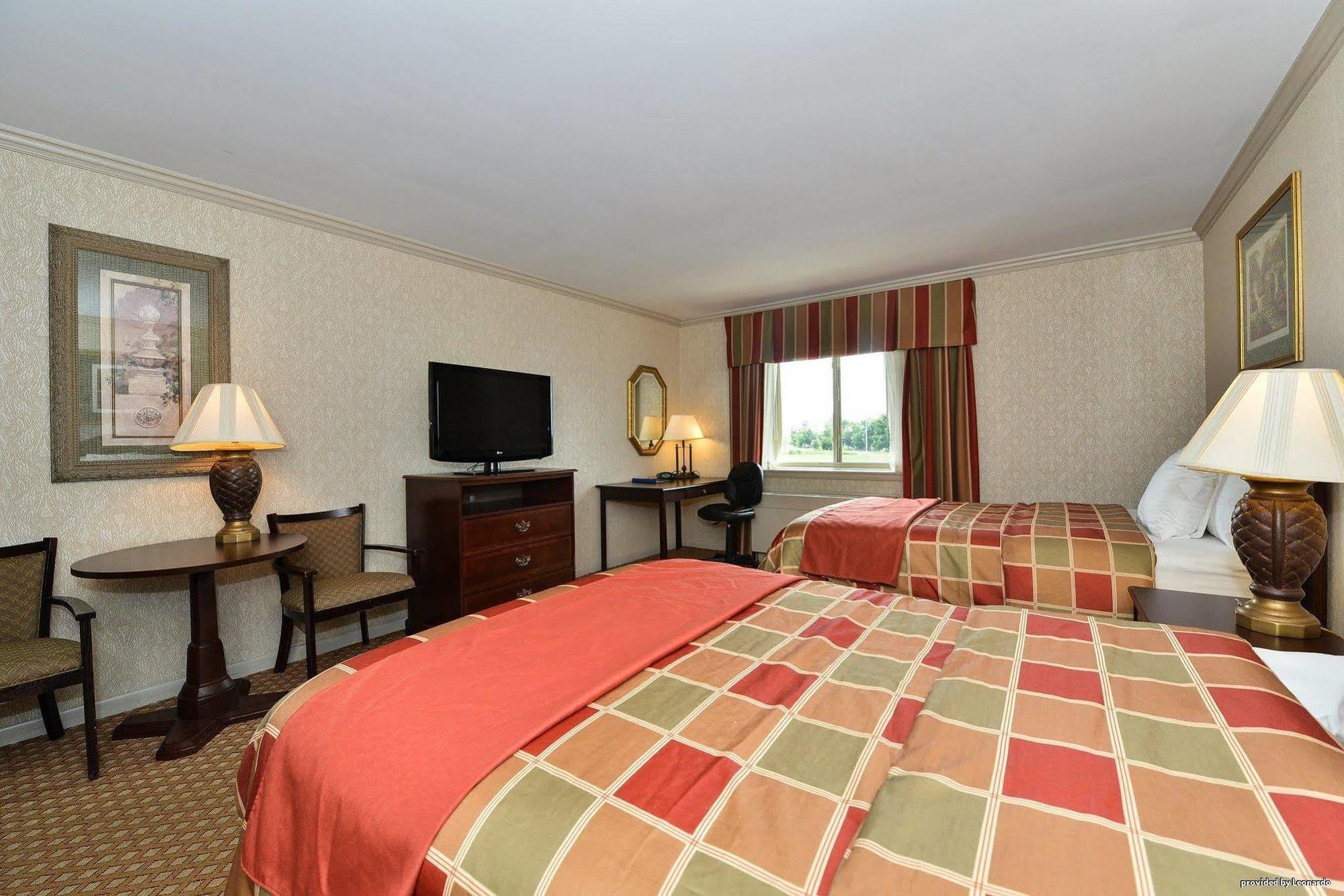 Days Inn & Suites By Wyndham Roseville/Detroit Area Exteriör bild