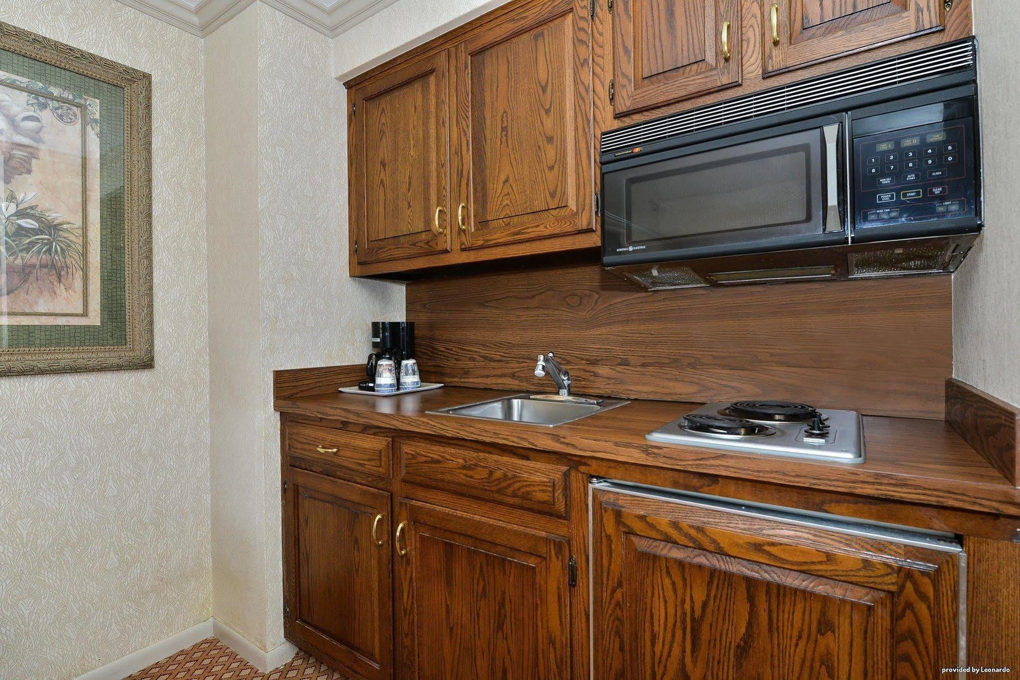 Days Inn & Suites By Wyndham Roseville/Detroit Area Exteriör bild