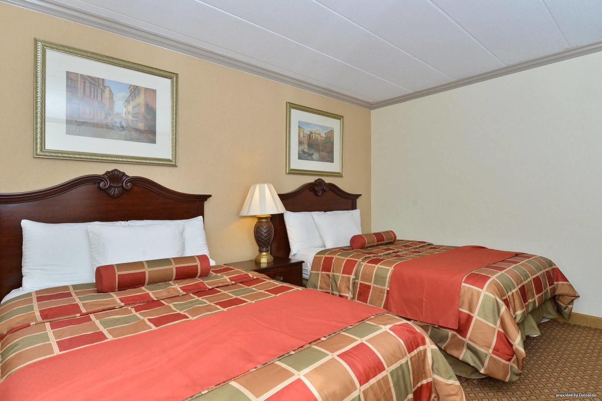 Days Inn & Suites By Wyndham Roseville/Detroit Area Exteriör bild