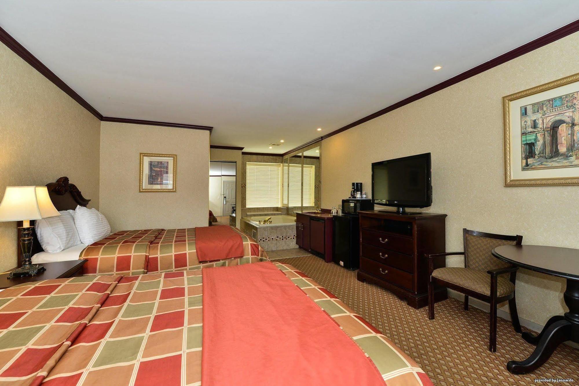 Days Inn & Suites By Wyndham Roseville/Detroit Area Exteriör bild