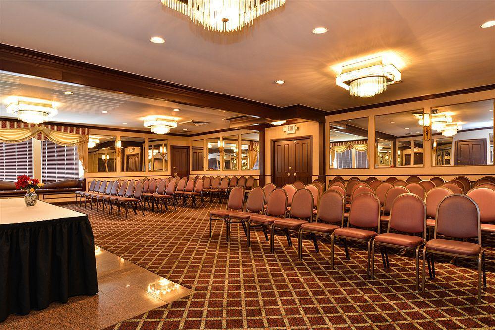 Days Inn & Suites By Wyndham Roseville/Detroit Area Exteriör bild