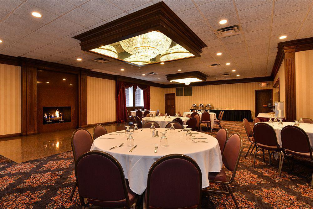Days Inn & Suites By Wyndham Roseville/Detroit Area Exteriör bild
