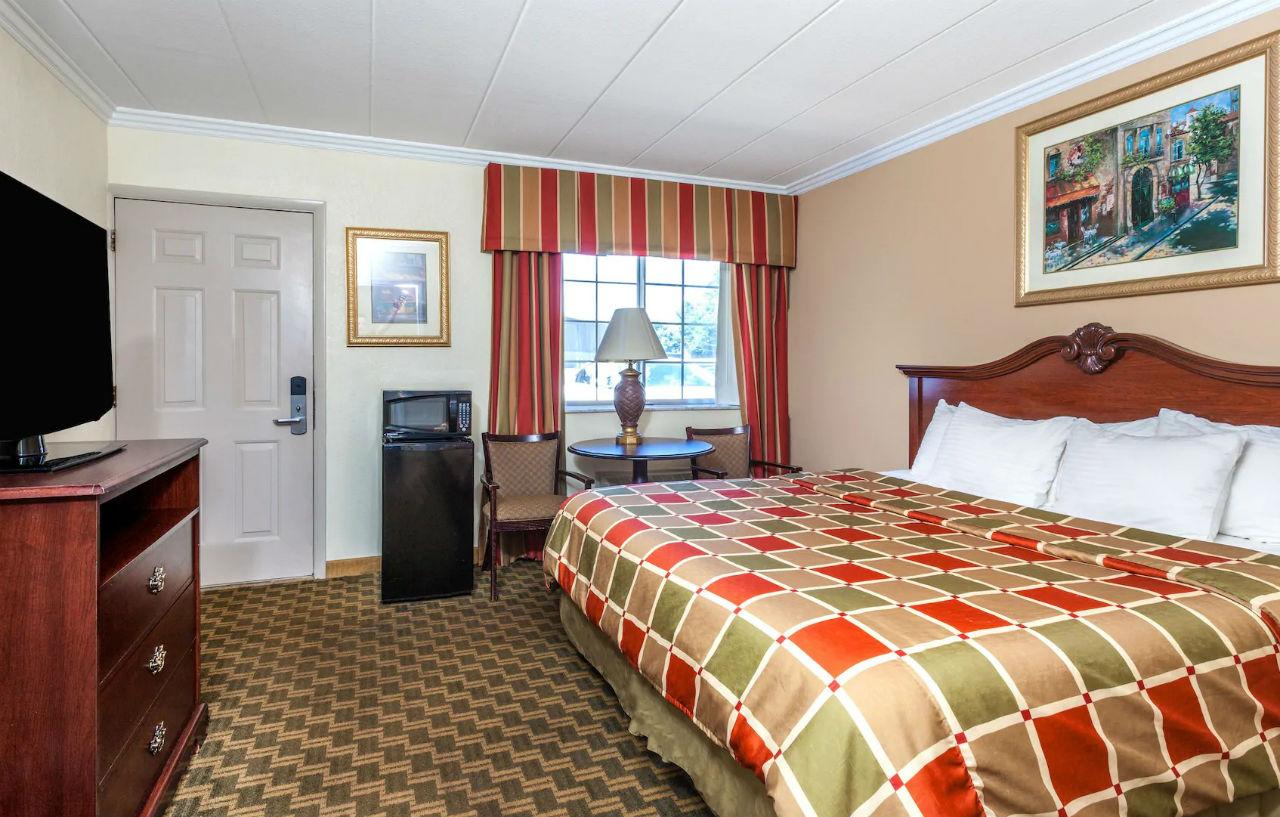 Days Inn & Suites By Wyndham Roseville/Detroit Area Exteriör bild